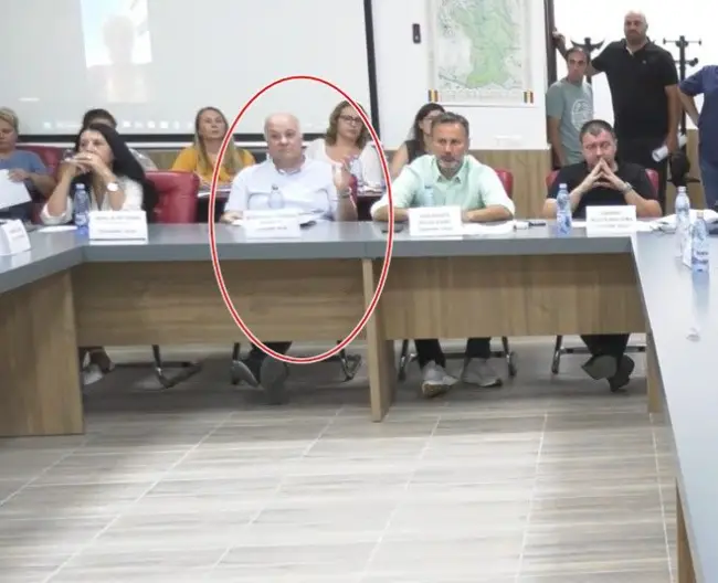 Foto Mario De Mezzo pune presiune pe un consilier local PSD să-şi schimbe votul (VIDEO)