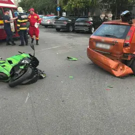 Foto Accident în Slatina. O tânără, aflată pe o motocicletă, a fost lovită de o maşină