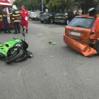 Foto Accident în Slatina. O tânără, aflată pe o motocicletă, a fost lovită de o maşină