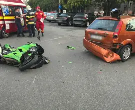 Foto Accident în Slatina. O tânără, aflată pe o motocicletă, a fost lovită de o maşină
