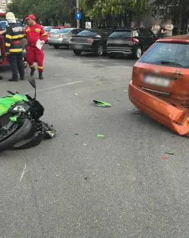 Foto Accident în Slatina. O tânără, aflată pe o motocicletă, a fost lovită de o maşină