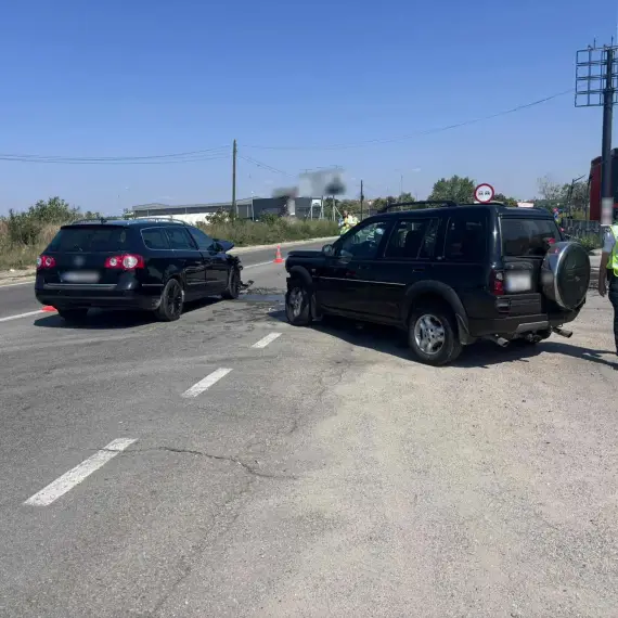 Foto Accident pe DN 65. Două persoane rănite, după impactul între două autoturisme