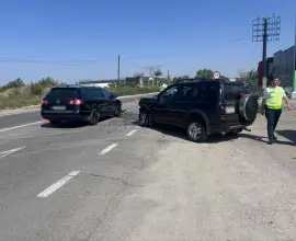 Foto Accident pe DN 65. Două persoane rănite, după impactul între două autoturisme
