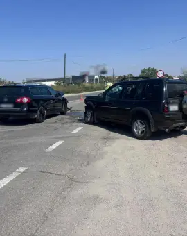 Foto Accident pe DN 65. Două persoane rănite, după impactul între două autoturisme