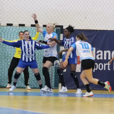 Foto FOTO. CSM Slatina, înfrângere la cinci goluri cu CSM Bucureşti