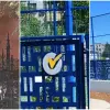 Foto De Mezzo are cinci zile la dispoziţie să-şi dea jos sigla electorală de pe şcolile din Slatina