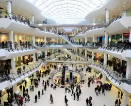 Foto Premieră în justiția românească. O femeie nu mai are voie în mall-uri timp de trei ani