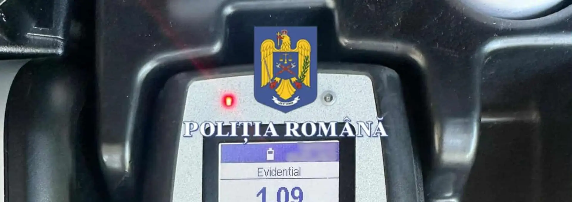 Foto Un şofer, din Tia Mare, reţinut după un accident sub influenţa alcoolului. Soţia şi fiica lui au ajuns la spital