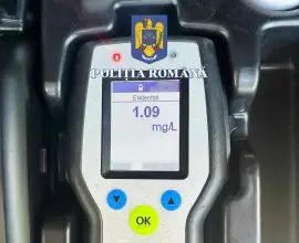 Foto Un şofer, din Tia Mare, reţinut după un accident sub influenţa alcoolului. Soţia şi fiica lui au ajuns la spital