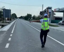 Foto Poliţiştii olteni au reţinut, în weekend, 36 de permise de conducere