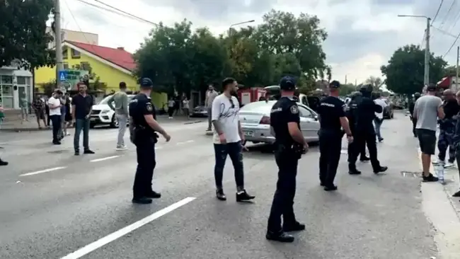 Foto Încăierarea sângeroasă din cartierul Romaneşti, Craiova. Bărbatul omorât este unchiul miresei. Familia fetei ar fi primit 50.000 de euro pentru căsătorie