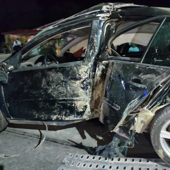 Foto Nouă răniți după ce un șofer de 19 ani a intrat cu mașina într-o terasă din Piatra-Olt