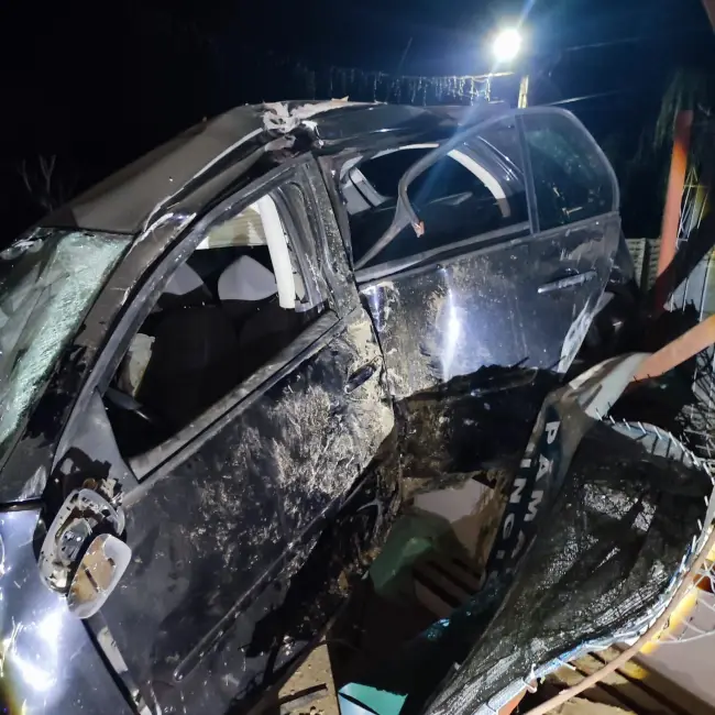 Foto Nouă răniți după ce un șofer de 19 ani a intrat cu mașina într-o terasă din Piatra-Olt