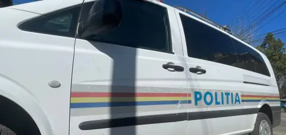 Foto Scandal într-un bar din Balş. Doi tineri au fost reţinuţi de Poliţie