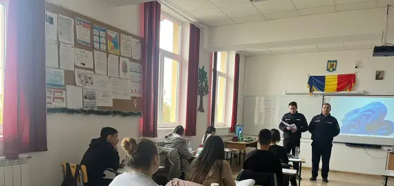 Foto Jandarmii olteni, acţiuni preventiv-educative în şcoli