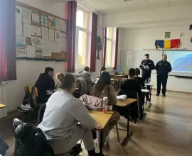 Foto Jandarmii olteni, acţiuni preventiv-educative în şcoli