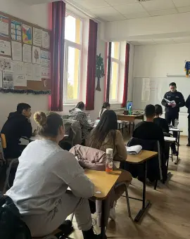 Foto Jandarmii olteni, acţiuni preventiv-educative în şcoli