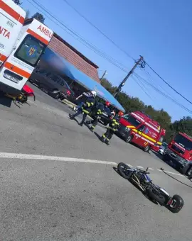 Foto Impact între un autoturism şi o motocicletă, pe DN 65, la Jitaru