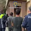 Foto VIDEO. Trei tineri reținuți după ce au intrat în curte peste un bărbat din Tufeni şi l-au bătut