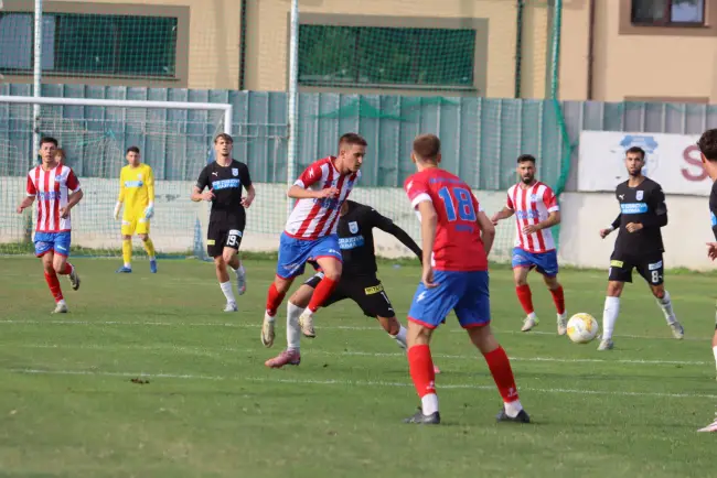 Foto Oltul Curtişoara, învinsă de Universitatea Craiova II. Luis Paradela, titular pe Stadionul „Tineretului”