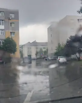 Foto Informare meteo de vreme rece, ploi şi ninsori la munte