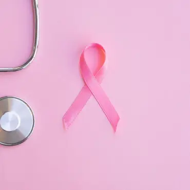 Foto Primăria și clădirile emblematice din Caracal, scăldate în roz pentru solidaritate împotriva cancerului de sân
