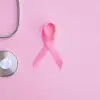 Foto Primăria și clădirile emblematice din Caracal, scăldate în roz pentru solidaritate împotriva cancerului de sân