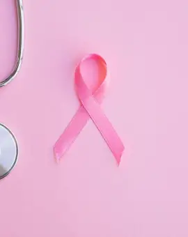 Foto Primăria și clădirile emblematice din Caracal, scăldate în roz pentru solidaritate împotriva cancerului de sân
