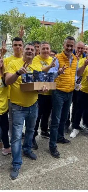 Foto De Mezzo i-a „aruncat un os”. Figurant în filmuleţele de campanie, pus şef la ecarisaj