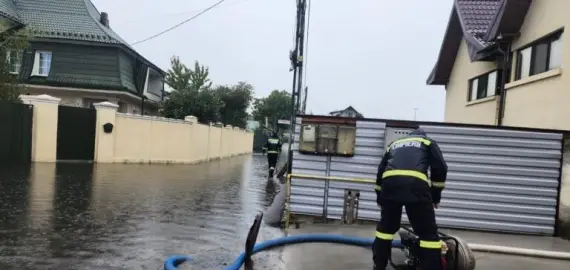 Foto ISU Olt primeşte sprijin în contextul Codului Roşu: 16 motopompe, 3 autocamioane, 2 microbuze şi 3 autospeciale de la ISU Braşov şi ISU Sibiu