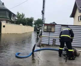 Foto ISU Olt primeşte sprijin în contextul Codului Roşu: 16 motopompe, 3 autocamioane, 2 microbuze şi 3 autospeciale de la ISU Braşov şi ISU Sibiu