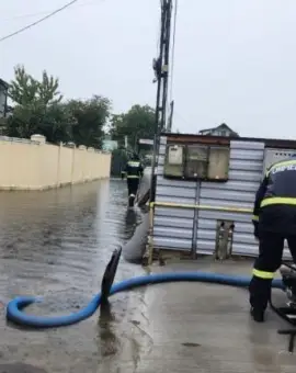 Foto ISU Olt primeşte sprijin în contextul Codului Roşu: 16 motopompe, 3 autocamioane, 2 microbuze şi 3 autospeciale de la ISU Braşov şi ISU Sibiu