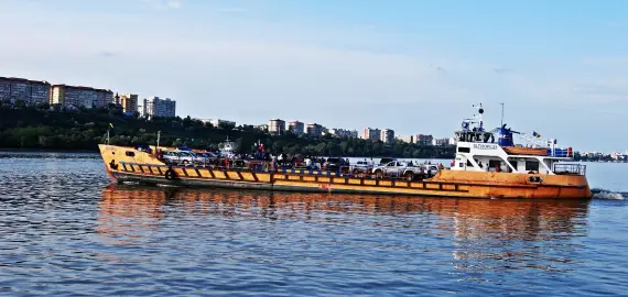 Foto Nu se poate traversa Dunărea cu bacul la Bechet, din cauza debitului scăzut al fluviului şi a condiţiilor meteo