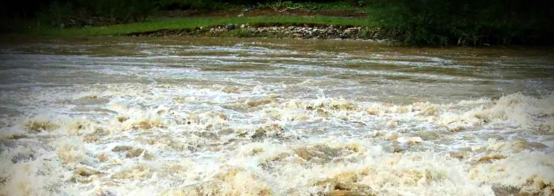 Foto Cod Roşu de inundaţii, pe râurile Olt, Olteţ şi Călmăţui. Se aşteaptă precipitaţii de peste 100 de litri pe metrul pătrat 