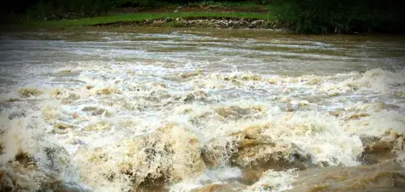 Foto Cod Roşu de inundaţii, pe râurile Olt, Olteţ şi Călmăţui. Se aşteaptă precipitaţii de peste 100 de litri pe metrul pătrat 