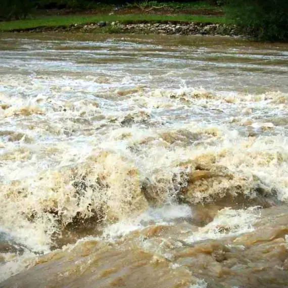 Foto Cod Roşu de inundaţii, pe râurile Olt, Olteţ şi Călmăţui. Se aşteaptă precipitaţii de peste 100 de litri pe metrul pătrat 