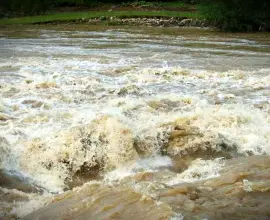 Foto Cod Roşu de inundaţii, pe râurile Olt, Olteţ şi Călmăţui. Se aşteaptă precipitaţii de peste 100 de litri pe metrul pătrat 