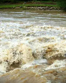 Foto Cod Roşu de inundaţii, pe râurile Olt, Olteţ şi Călmăţui. Se aşteaptă precipitaţii de peste 100 de litri pe metrul pătrat 