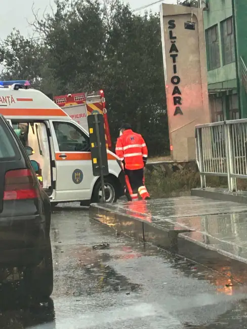 Foto Accident cu două autoturisme implicate, la ieşirea din Slatina, după Podul Olt