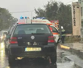 Foto Accident cu două autoturisme implicate, la ieşirea din Slatina, după Podul Olt
