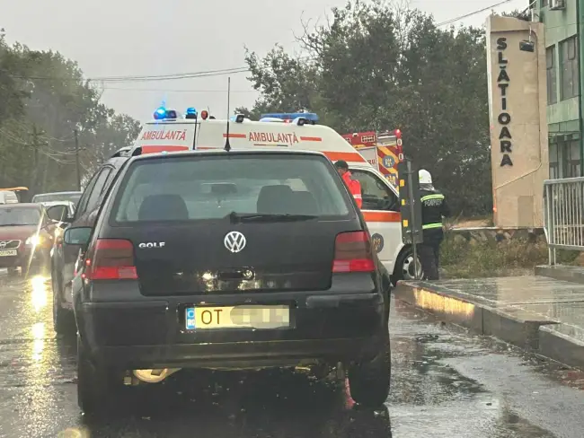 Foto Accident cu două autoturisme implicate, la ieşirea din Slatina, după Podul Olt