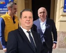 Foto Bolojan anunţă că Guvernul va interzice cumulul pensiei cu salariul în sistemul bugetar. Ce se întâmplă cu pensionarul special de la Poliţia Locală Slatina?