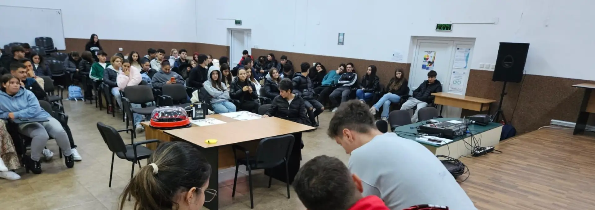 Foto Elevii din Slatina învață să salveze vieți: defibrilator semiautomat montat la Liceul Economic „Petre S. Aurelian”