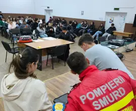Foto Elevii din Slatina învață să salveze vieți: defibrilator semiautomat montat la Liceul Economic „Petre S. Aurelian”