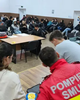 Foto Elevii din Slatina învață să salveze vieți: defibrilator semiautomat montat la Liceul Economic „Petre S. Aurelian”