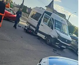 Foto Impact între un microbuz şi o motocicletă, în Caracal
