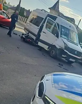 Foto Impact între un microbuz şi o motocicletă, în Caracal