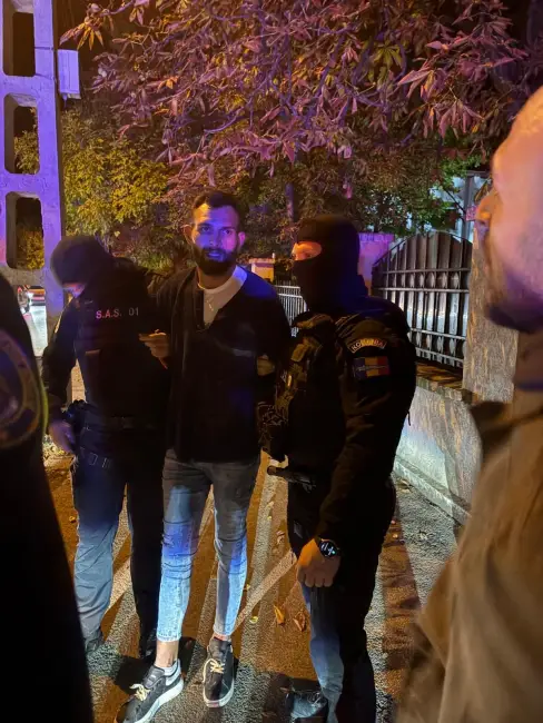 Foto UPDATE: Un tânăr din Olt a evadat din Arestul IPJ Dolj. Peste 600 de polițiști îl caută (VIDEO)