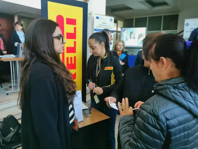 Foto FOTO. Beneficiarii de ajutor social, cei mai numeroși participanți la Bursa Locurilor de Muncă pentru Absolvenți
