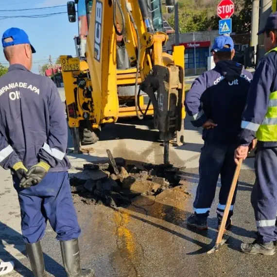 Foto Centrul Slatinei, blocat de Compania de Apă